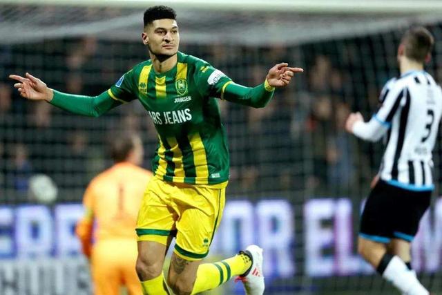 为国足助威！赵继伟现场观看国足vs泰国比赛