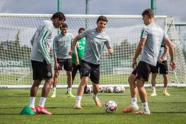 阿德巴约：10点半训练我8点半就到 C罗已经在游泳