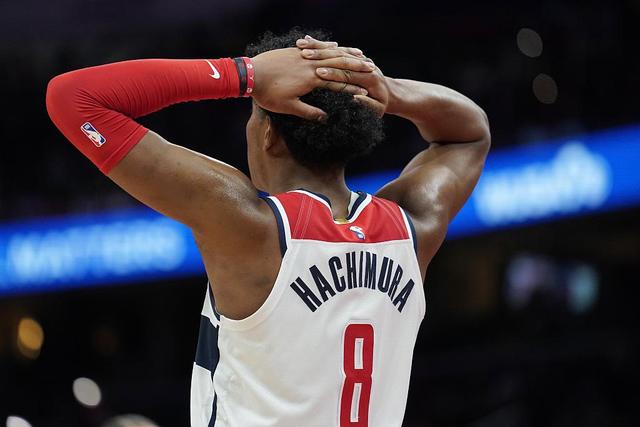 马菲奥向镜头做5比2手势 嘲讽皇马5比2不敌巴萨